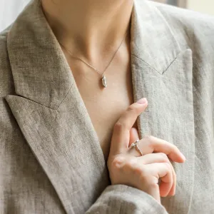 Zlatý přívěsek s hexagon moissanitem FINA na krku, zachycený s rukou