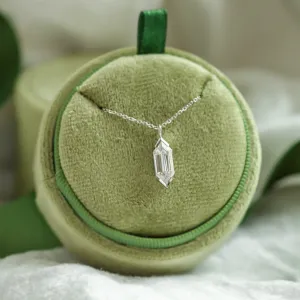 Zlatý přívěsek s hexagon moissanitem FINA vystavený na šperkovém polštářku
