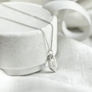 Detailní šikmý pohled na zlatý přívěsek FINA s hexagon moissanitem