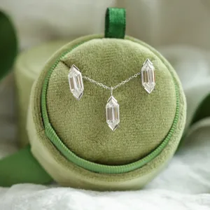 Zlatý přívěsek FINA s hexagon moissanitem vedle náušnic ze stejné kolekce