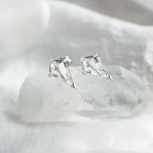 Gold kite moissanite earrings DANE, close-up of the faceted pair