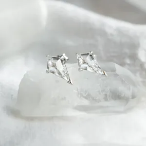 Gold kite moissanite earrings DANE, close-up of the faceted pair