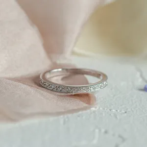 Detail vintage eternity prstenu s laboratorními diamanty v bílém zlatě