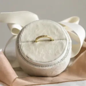 Vintage eternity prsten s laboratorními diamanty z pohledu shora