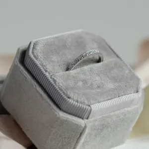 Šikmý pohled na vintage eternity prsten s laboratorními diamanty HELENE