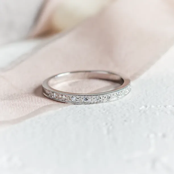 Vintage eternity prsten s laboratorními diamanty HELENE v šikmém pohledu