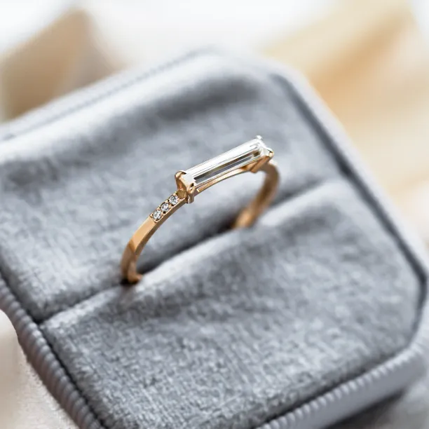Engagement ring with baguette lab-grown diamonds CASHIA Image