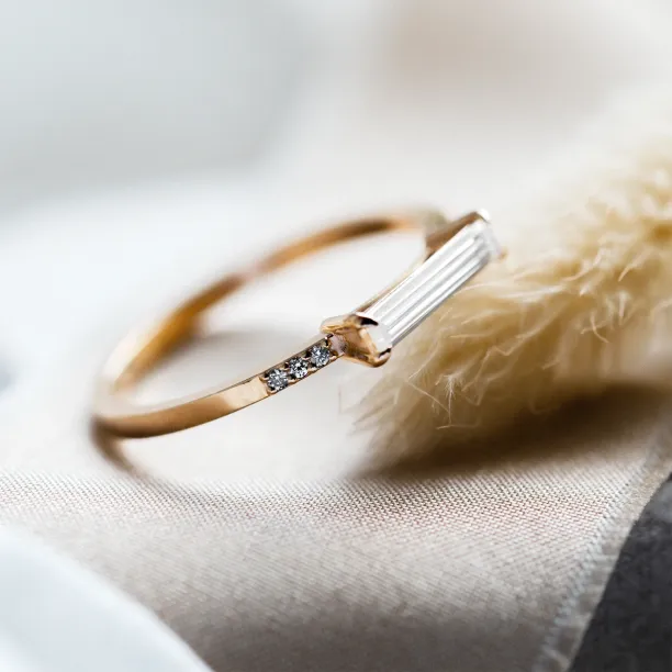 Engagement ring with baguette lab-grown diamonds CASHIA Image
