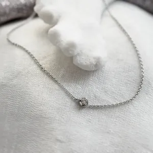 Detail laboratorního diamantu ve zlatém náramku ICY
