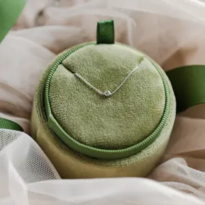 Zlatý minimalistický náramek ICY s laboratorním diamantem v celém záběru