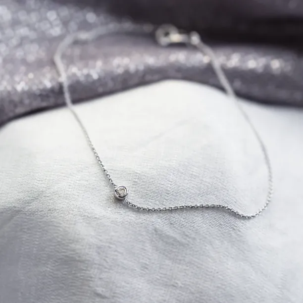 Zlatý minimalistický náramek ICY s laboratorním diamantem v celém záběru