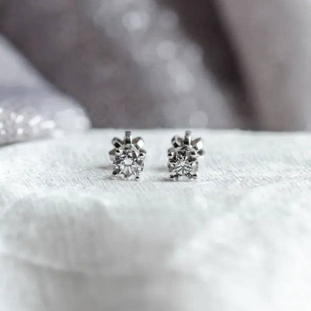 Pár zlatých náušnic FENIX s laboratorními diamanty v detailním záběru