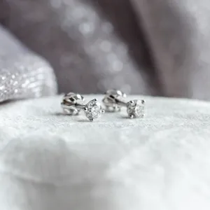 Šikmý pohled na zlaté náušnice FENIX s laboratorními diamanty a šroubky