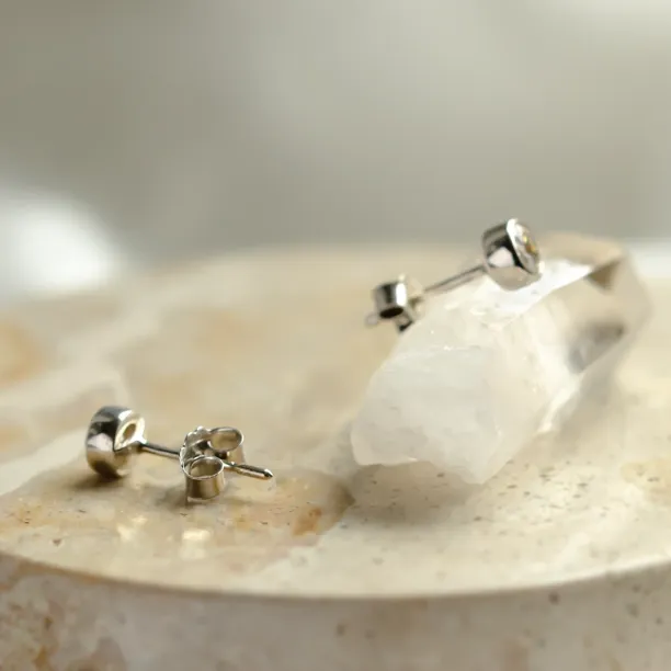 Zlaté náušnice s lab-grown diamanty v bezel stylu BRESCIA Image