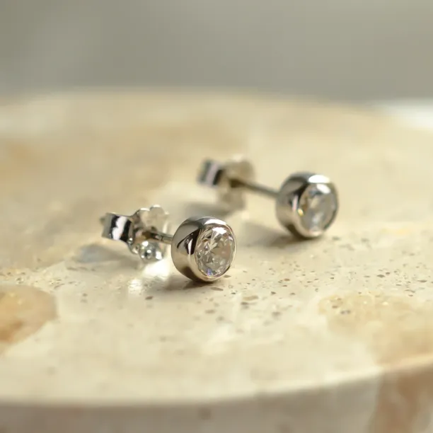 Zlaté náušnice s lab-grown diamanty v bezel stylu BRESCIA Image