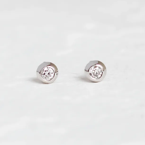 Šikmý pohled na zlaté puzetové náušnice ANIA s lab-grown diamanty