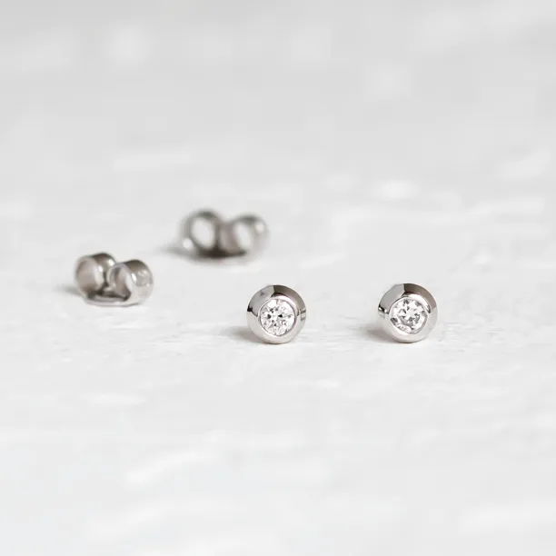Puzetové náušnice ANIA s lab-grown diamanty a jejich zapínáním
