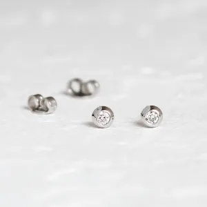 Puzetové náušnice ANIA s lab-grown diamanty a jejich zapínáním