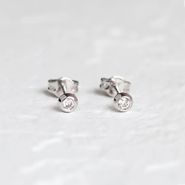 Detailní pohled na zlaté minimalistické puzetové náušnice s lab-grown diamanty ANIA