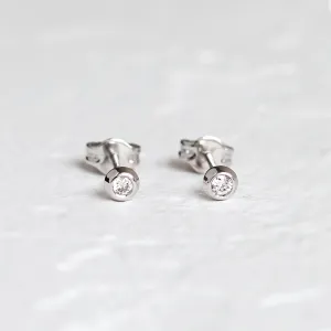 Detailní pohled na zlaté minimalistické puzetové náušnice s lab-grown diamanty ANIA