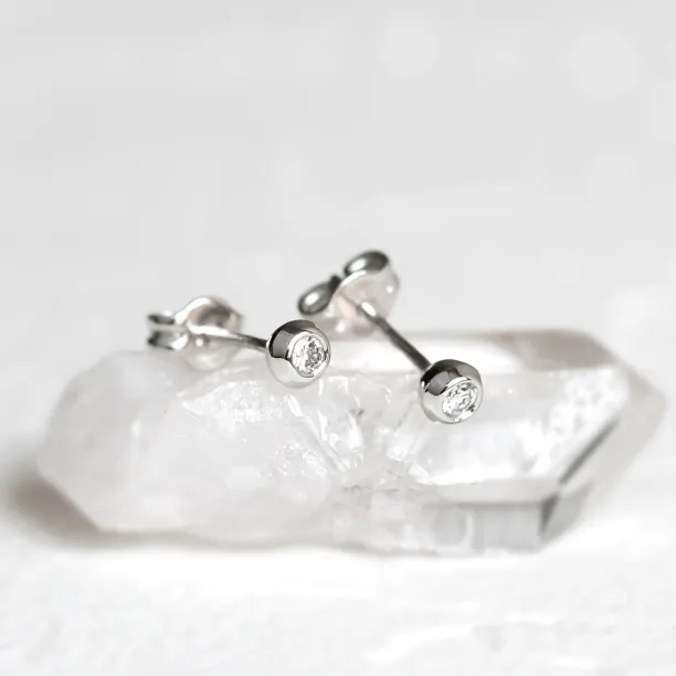 Šikmý pohled na zlaté minimalistické puzetové náušnice s lab-grown diamanty ANIA