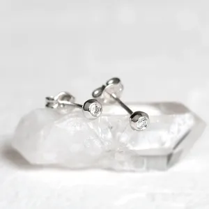 Šikmý pohled na zlaté minimalistické puzetové náušnice s lab-grown diamanty ANIA