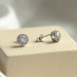 Šikmý pohled na zlaté peckové náušnice NINO s laboratorními diamanty