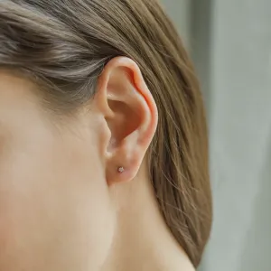 Náušnice ALINE s lab-grown diamantem nošená v uchu