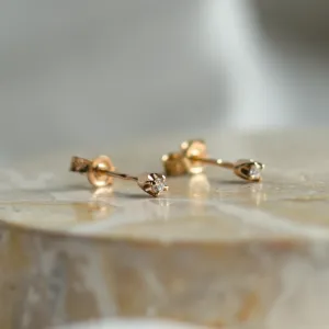 Šikmý pohled na náušnice ALINE s lab-grown diamanty a jejich zapínání