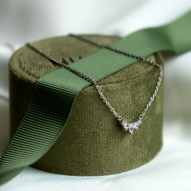 Šikmý detail přívěsku zlatého cluster náhrdelníku JESSICA s lab-grown diamanty