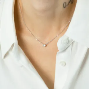Detail zlatého náhrdelníku s oválným laboratorním diamantem na krku