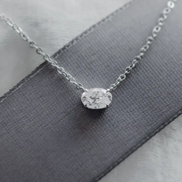 Detail oválného laboratorního diamantu a řetízku náhrdelníku