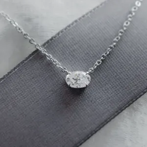 Detail oválného laboratorního diamantu a řetízku náhrdelníku