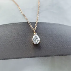 Detail náhrdelníku NEO z růžového zlata s pear laboratorním diamantem