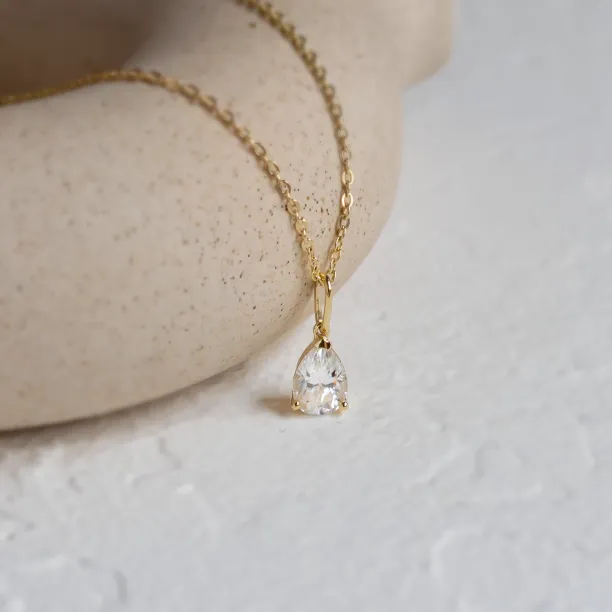 Detail přívěsku zlatého náhrdelníku NEO s pear laboratorním diamantem z úhlu