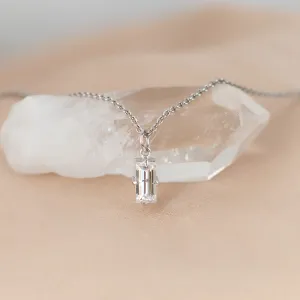 Detailní šikmý pohled na zlatý přívěsek BEBE s baguette laboratorním diamantem