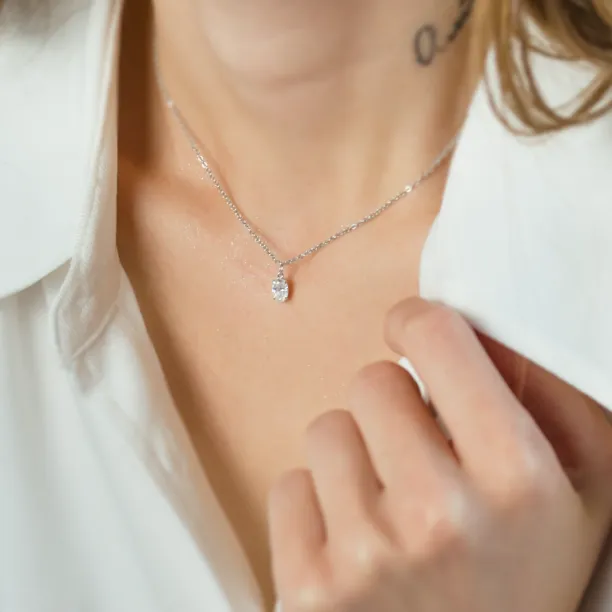 Zlatý přívěsek VIV s oválným laboratorním diamantem na krku