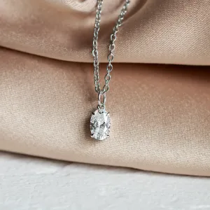 Detail zlatého přívěsku VIV s oválným laboratorním diamantem