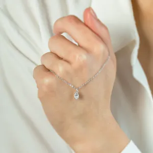 Zlatý přívěsek VIV s oválným laboratorním diamantem položený na ruce