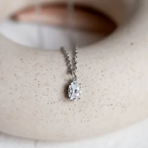 Detail oválného laboratorního diamantu na zlatém přívěsku VIV