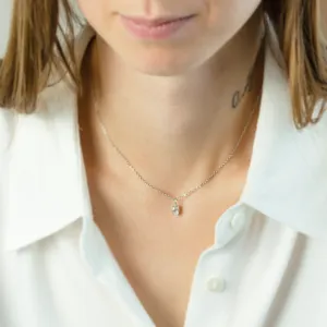 Zlatý přívěsek VIV s oválným laboratorním diamantem na dekoltu