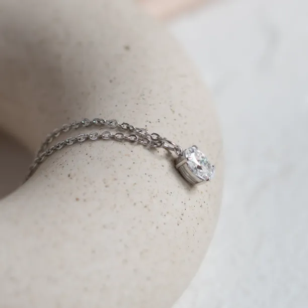 Detailní šikmý pohled na zlatý přívěsek VIV s oválným laboratorním diamantem a řetízkem