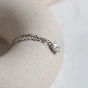 Detailní šikmý pohled na zlatý přívěsek VIV s oválným laboratorním diamantem a řetízkem