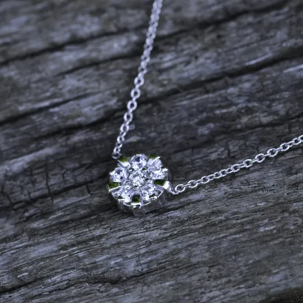 Detail zlatého přívěsku-talismanu ASYL s laboratorními diamanty