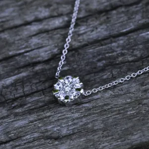 Detail zlatého přívěsku-talismanu ASYL s laboratorními diamanty