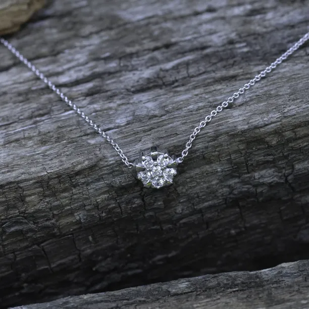Šikmý pohled na zlatý přívěsek ASYL s laboratorními diamanty a řetízkem
