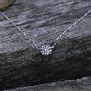 Šikmý pohled na zlatý přívěsek ASYL s laboratorními diamanty a řetízkem