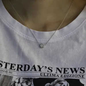 Zlatý přívěsek-talisman ASYL s laboratorními diamanty nošený na krku