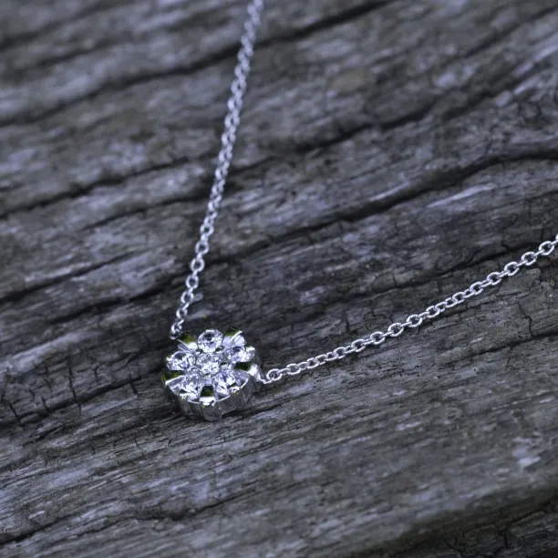 Detailní šikmý pohled na zlatý přívěsek-talisman ASYL s laboratorními diamanty