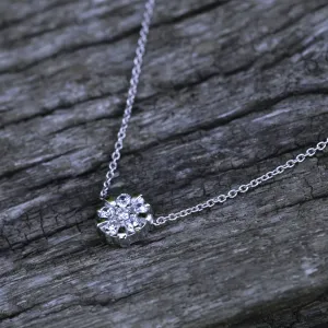 Detailní šikmý pohled na zlatý přívěsek-talisman ASYL s laboratorními diamanty